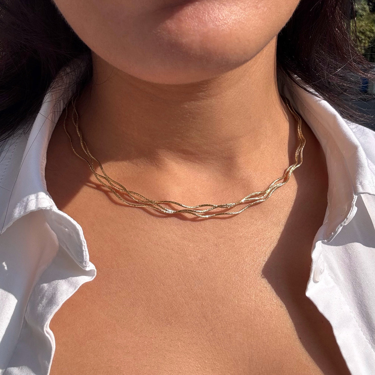 collana ondulata multifilo indossata