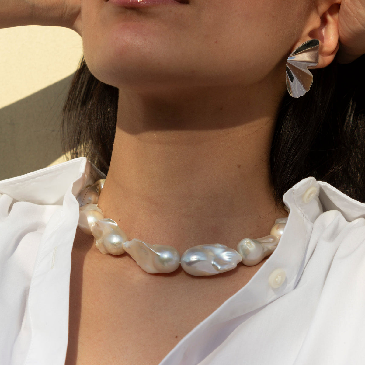 Collana perle barocche indossata