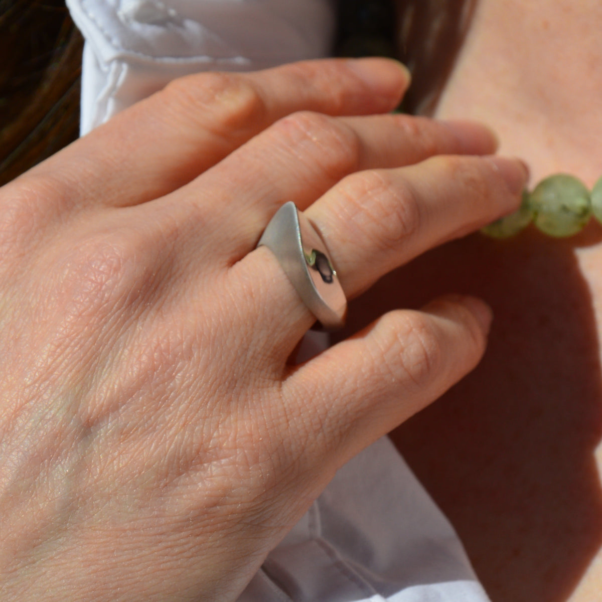 Anello forma a onda indossato
