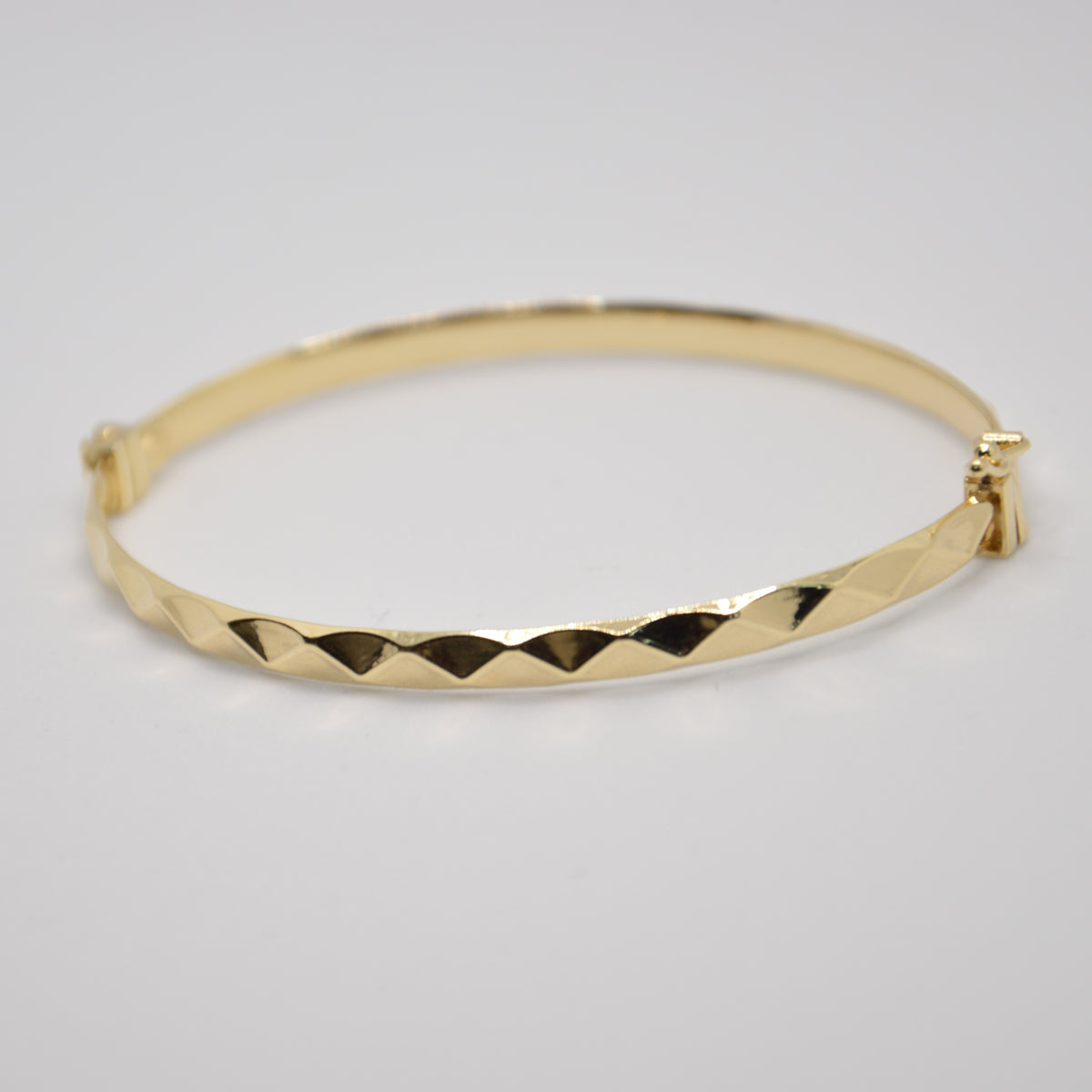 Bracciale Rigido sfaccettato placcato oro vista frontale