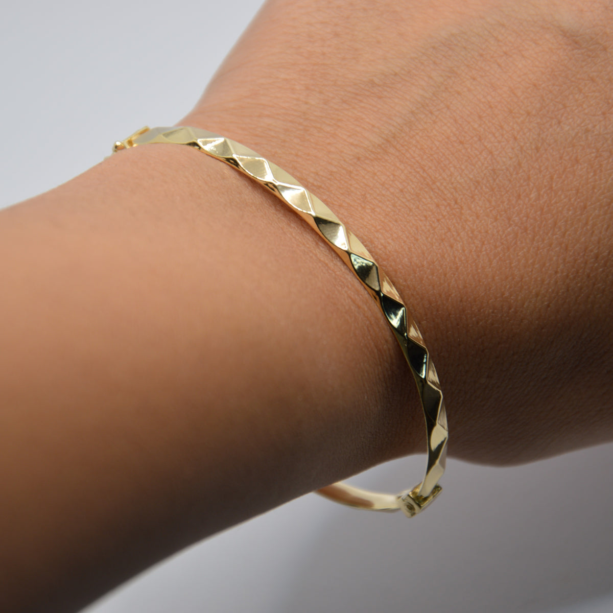 Bracciale Rigido sfaccettato in argento 925 placcato oro indossato