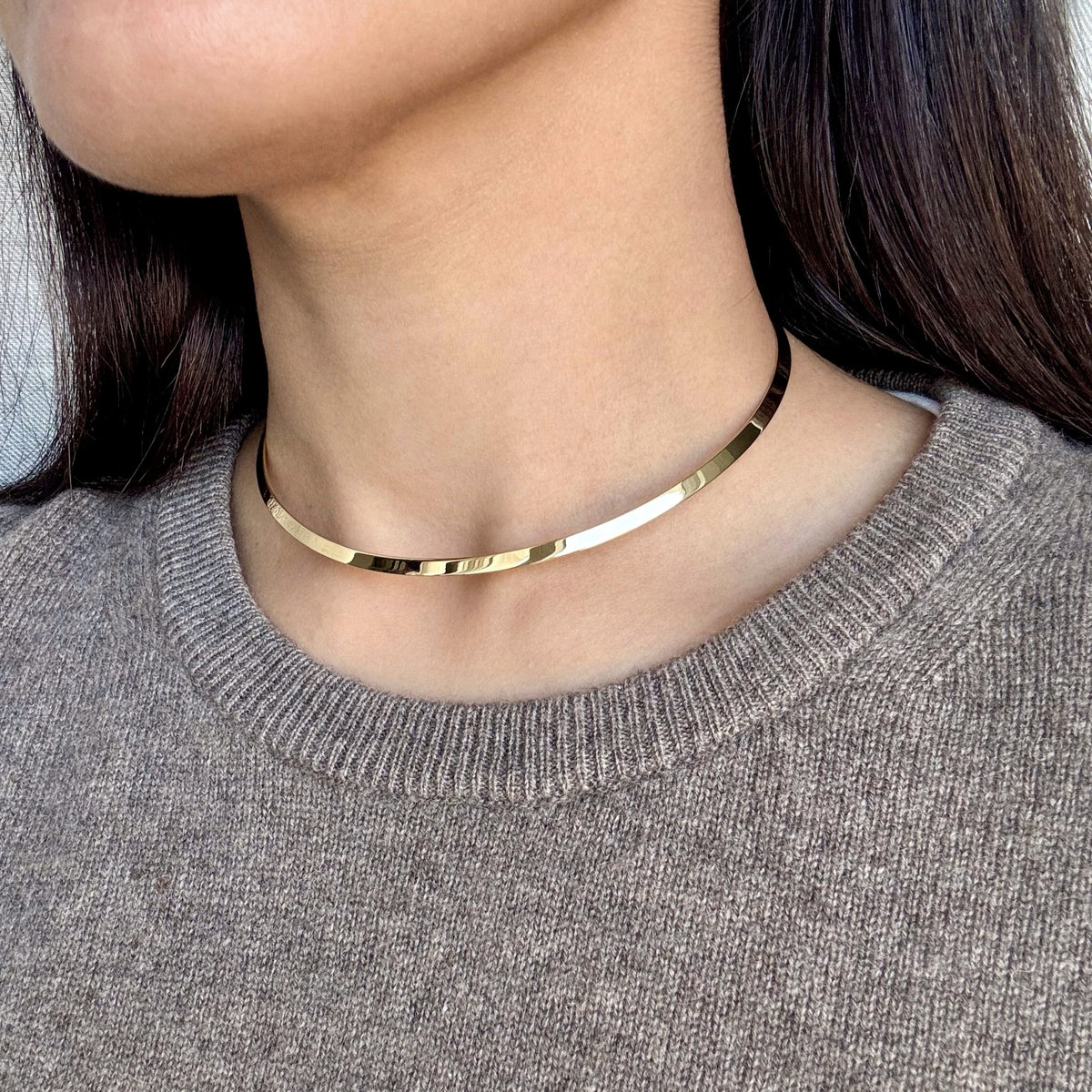 Collana Girocollo rigido placcata oro indossata
