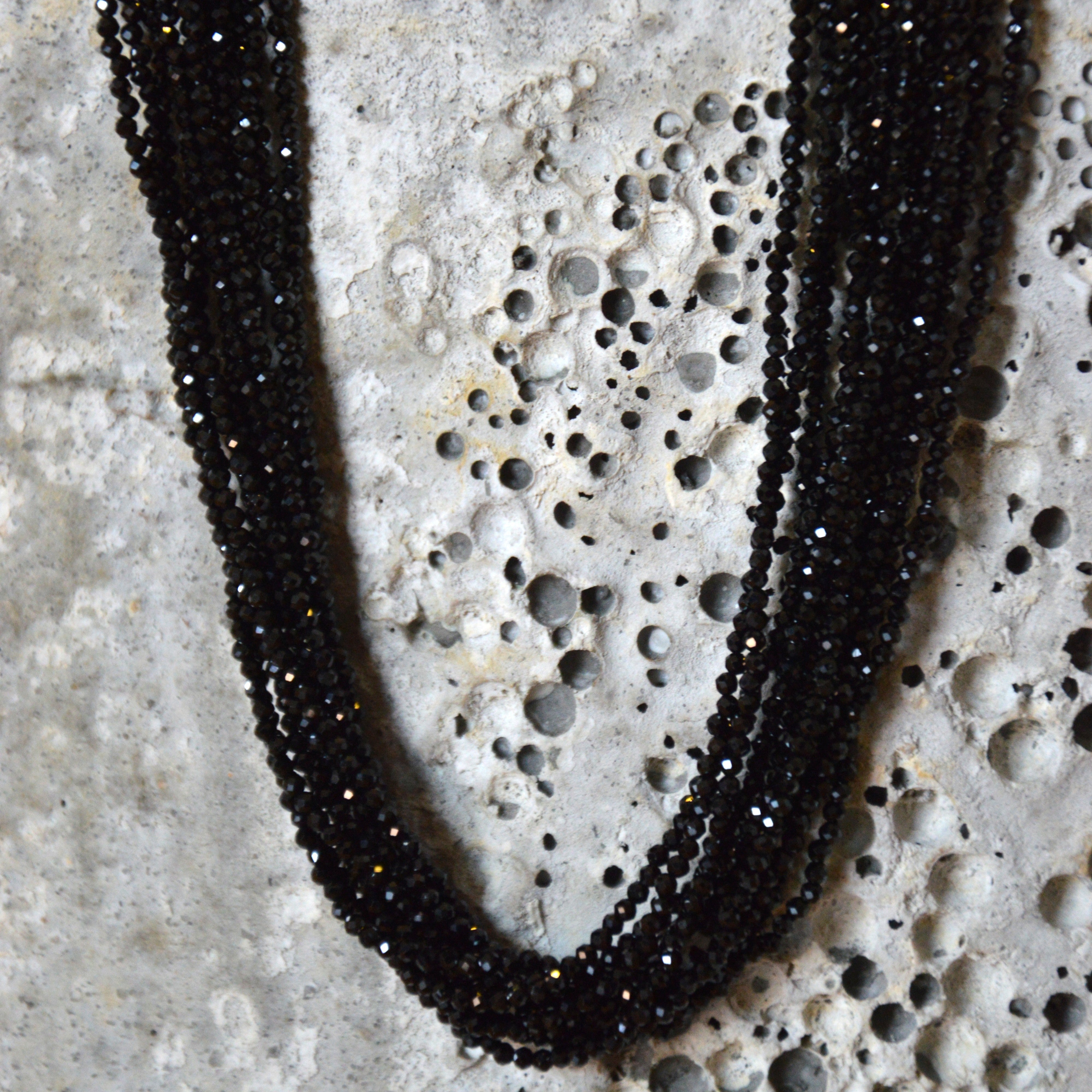 COLLANA MULTIFILO SPINELLO NERO
