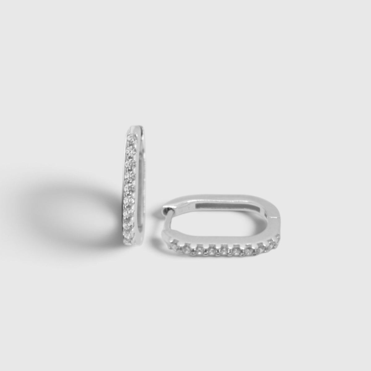 ORECCHINI HUGGIE OVALI CON PAVÉ ZIRCONI