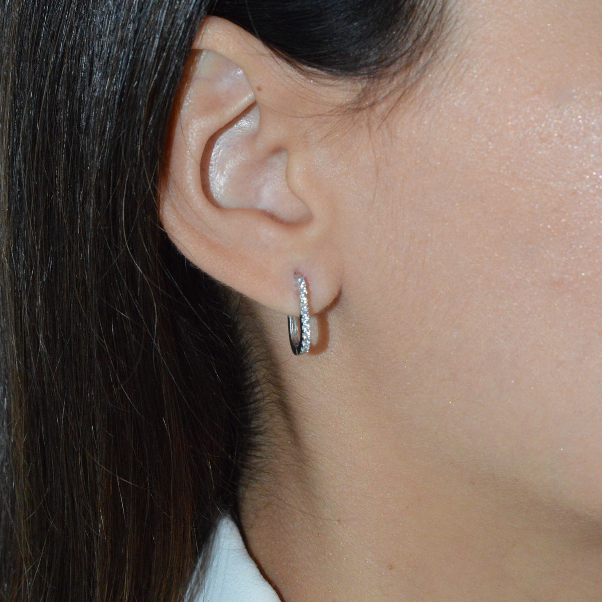 Orecchino Huggie Silver in argento e zirconi